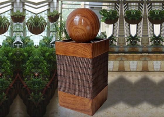 China Handgemachter beleuchteter hölzerner Rattan-Effekt-Wasser-Brunnen fournisseur