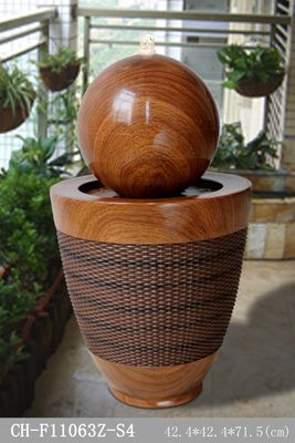 Ball-Ellipsen-Basis-hölzerner Rattan-Effekt-Wasser-Brunnen fournisseur