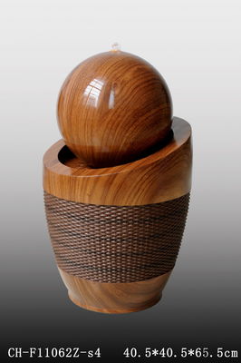 Ball-hölzerner Rattan-Effekt-Wasser-Brunnen fournisseur