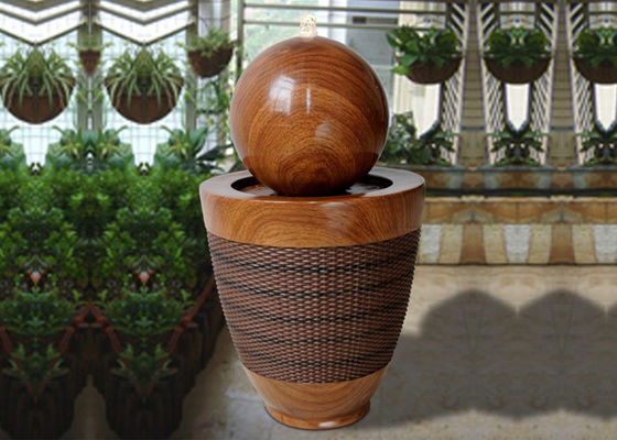 Ball-Ellipsen-Basis-hölzerner Rattan-Effekt-Wasser-Brunnen fournisseur