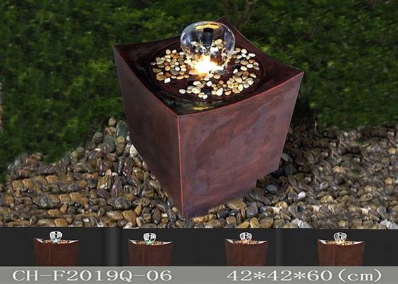 Warmer geführter Leichtwasser-Brunnen goldenes Brown Polyresin Delux fournisseur